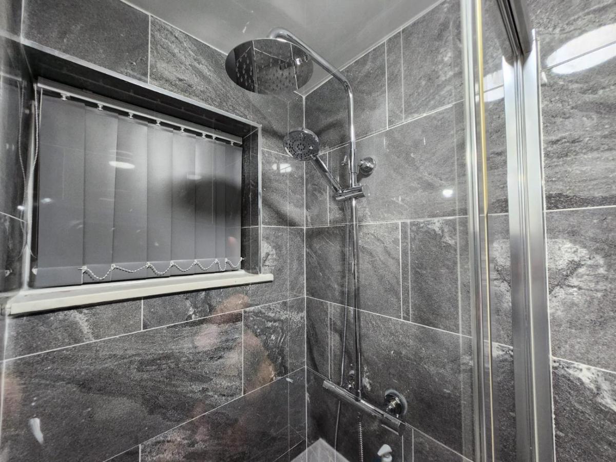 4 Bedroom 2 Bathroom Shared House - Near Bhx And Nec 伯明翰 外观 照片